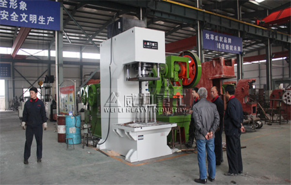 哈尔滨315吨单柱液压机装车发货